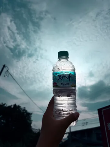 雲間から差し込む光と水