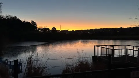 夕暮れの水面に静かな灯り