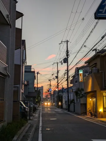 夕暮れ時のノスタルジックな街灯り