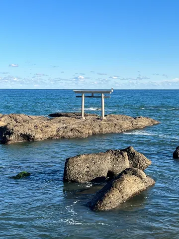 海原に佇む鳥居の神聖さ