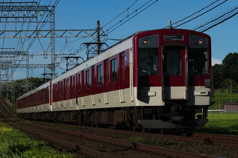 青空を駆ける赤い鉄道