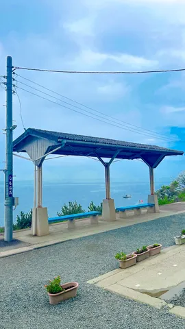 海風と木陰のベンチ