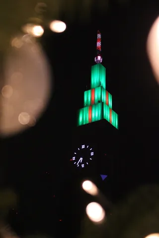 煌めく緑と時計塔の夜景