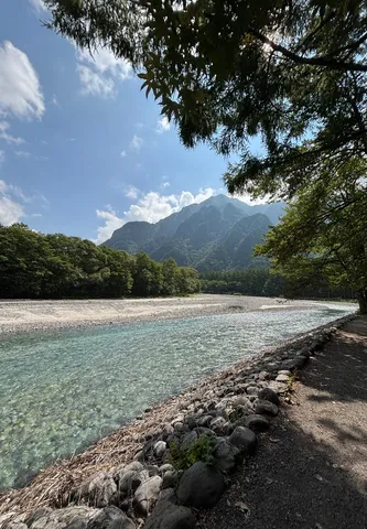 山影を映す清流の道
