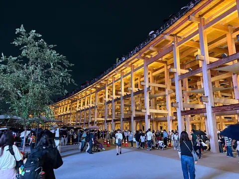 光と影が織りなす、木造建築の夜景