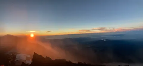 山頂からのご来光、幻想的な光景