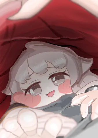 赤い布の下のほっこり笑顔