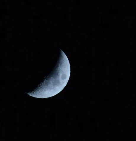 夜空に浮かぶ三日月