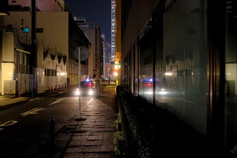 夜の街路に灯る一歩