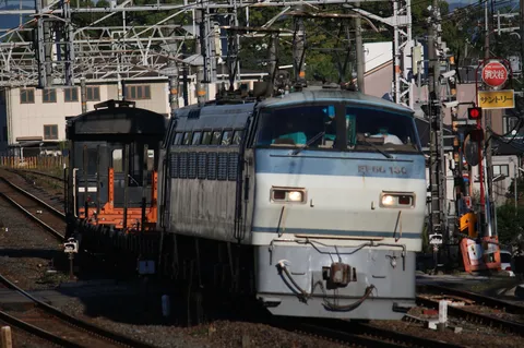 夕暮れの貨物列車の鼓動