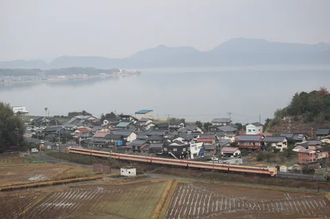 湖畔の町を走る列車