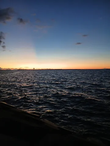 夕暮れの静かな水面