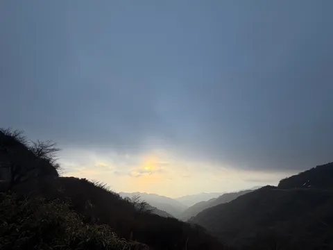 薄明かりに溶ける山並み