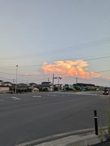 茜色に染まる雲と街の交差点