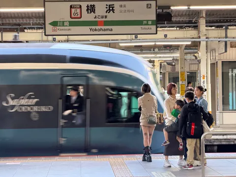 横浜駅の列車待ち風景