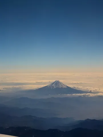 雲海に浮かぶ富士山の神秘