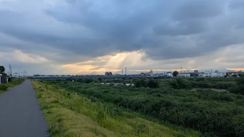 雲の切れ間に光の道