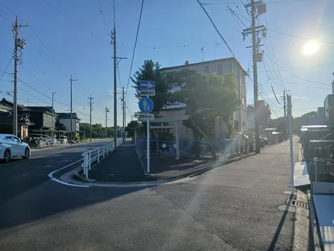 夕暮れの街路に息づく静寂