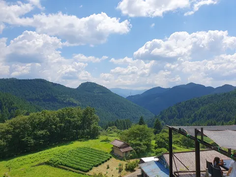 青空と緑の山々が織りなす絶景