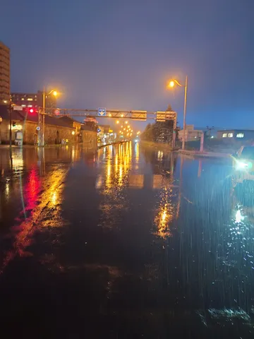 雨粒が踊る夜の街