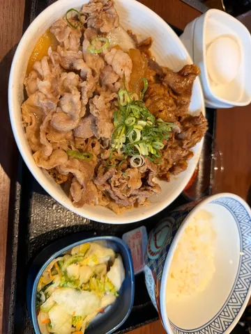牛丼と温泉卵、そして謎の漬物