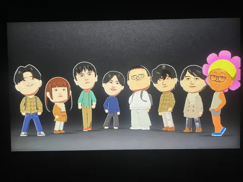 花冠と列になるカラフル群像