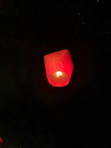 夜空を染める赤い提灯