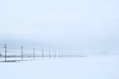 雪原に伸ぶ静かな列線