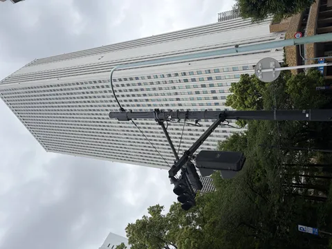 電柱と見上げる都会の景色