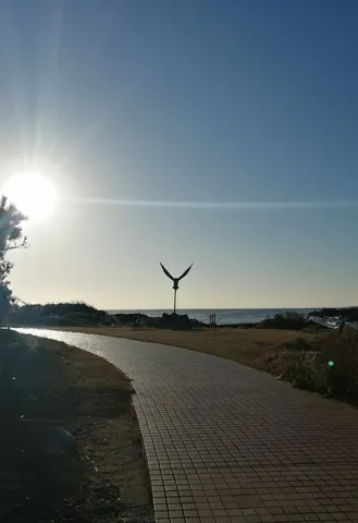 夕陽に翼を広げるオブジェ
