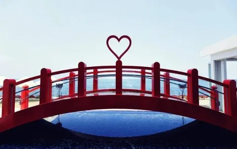 ハートを掲げる赤い橋
