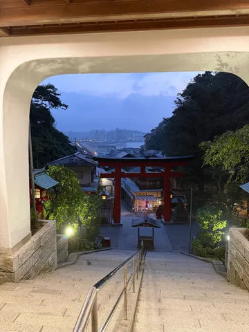 夕暮れに誘う、朱の鳥居