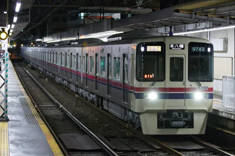 夜の駅に佇む銀色の列車