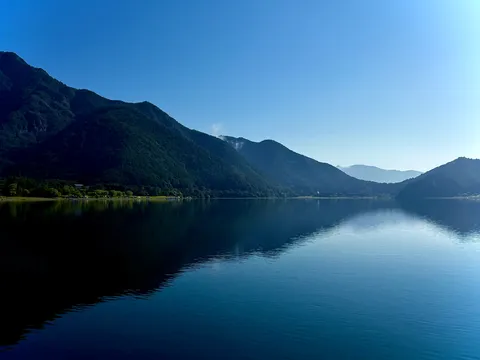 静寂の湖面、山並みが映る