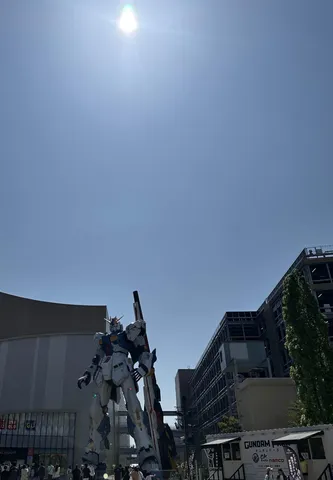 巨大ロボットと青い空