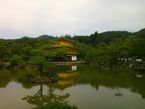 水面に映える金閣の美