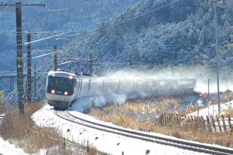 冬景色、雪煙を上げる列車