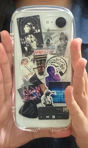 レトロに飾られたスマホデコ