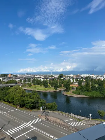 都市と自然が織りなす水辺の風景