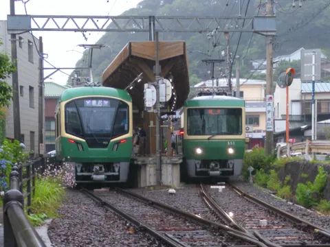 並走する緑の電車