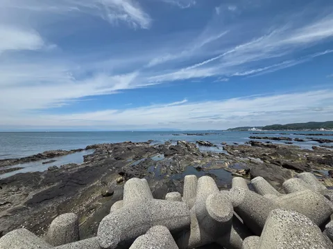 護岸ブロックと広がる海