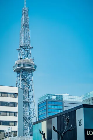 青空に浮かぶ鉄塔と街並み