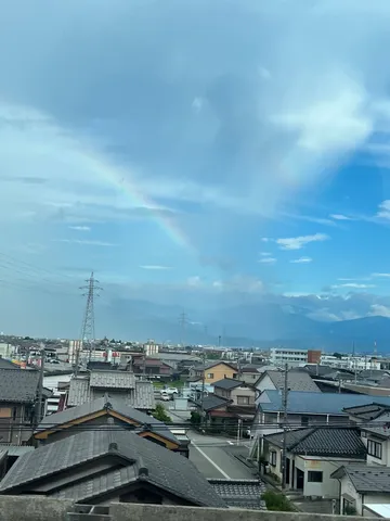 空と街並みに架かる虹