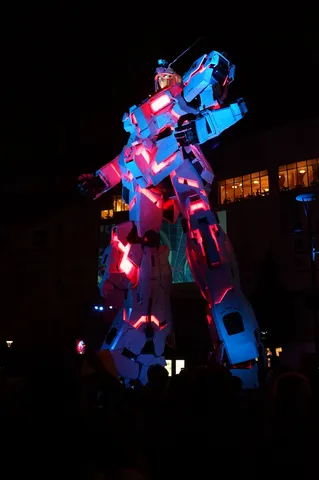 夜空を駆ける巨大ロボット