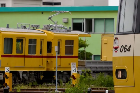 黄色い列車と緑の壁、レトロな風景