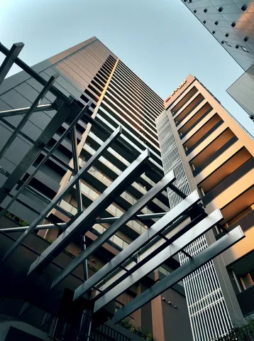 光と影が織りなす都市景観