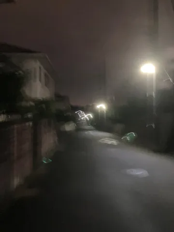 雨上がりの路地裏、静寂の灯り