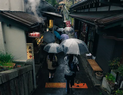 雨降る湯気の横丁