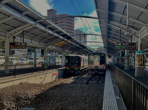 雨上がりの駅、静けさと躍動