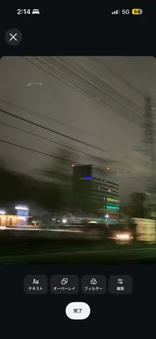 都会の夜道、流れる光